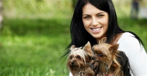 mujeres follando con perros grandes|Hermosa mujer con buen cuerpo entregada a un perro grande